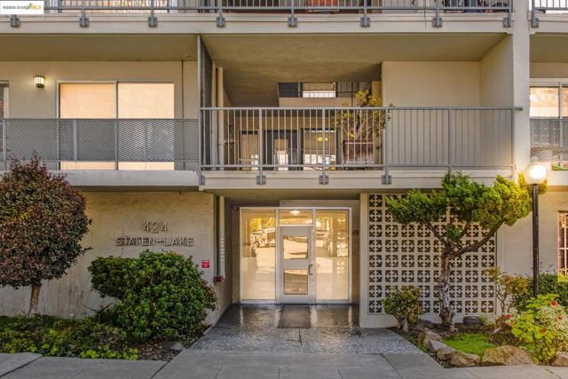 424 Staten Ave, Oakland CA: https://media.crmls.org/mediaz/6e78f0e5-c9db-44e2-9d79-2f26fe569cfb.jpg