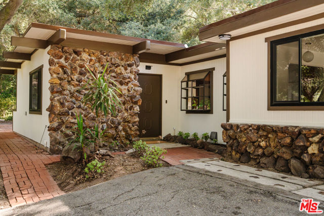 1289 Old Topanga Canyon Road, Topanga CA: https://media.crmls.org/mediaz/6e7a3845-d622-4cab-934c-dac149bef32e.jpg