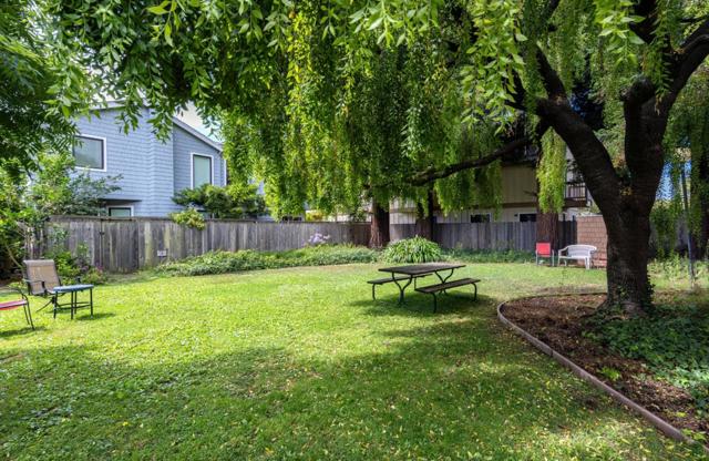 1901 Courtyard Drive, Capitola CA: https://media.crmls.org/mediaz/6e7b1509-6e7c-4cfc-94fb-3adf3aec8e34.jpg