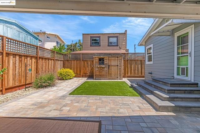 3671 38th Ave, Oakland CA: https://media.crmls.org/mediaz/6e7b26f6-aa53-4902-accc-52550559e246.jpg