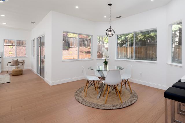 3846 Sheffield Cir, Danville CA: https://media.crmls.org/mediaz/6e7c887c-7e6e-4310-a385-e1bc55aedd80.jpg