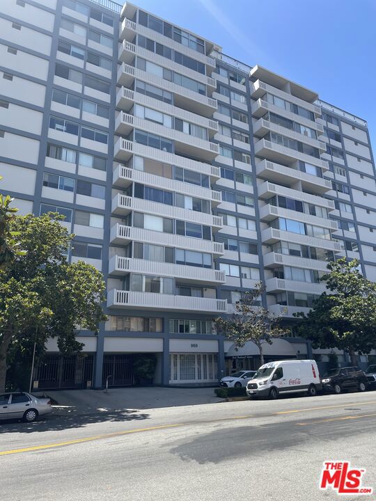 969 Hilgard Avenue, Los Angeles CA: https://media.crmls.org/mediaz/6e7cc2e1-bf44-4a18-82d9-fea0c43ebd17.jpg