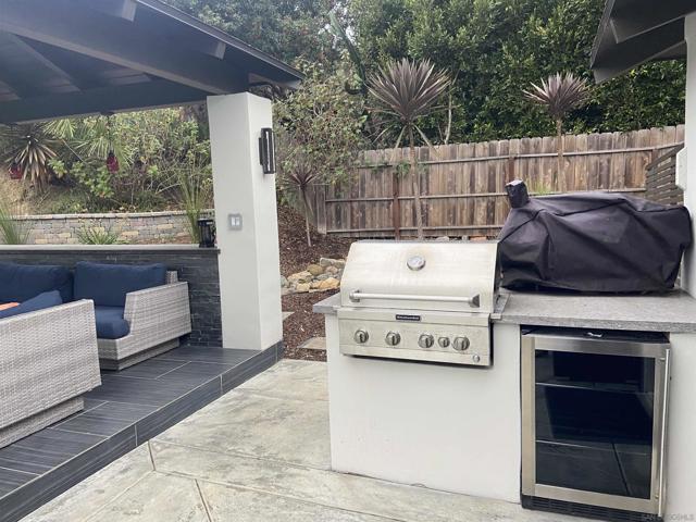 455 Glenncrest Dr, Solana Beach CA: https://media.crmls.org/mediaz/6e7d1105-dfd6-47b4-bb82-030da09afa84.jpg
