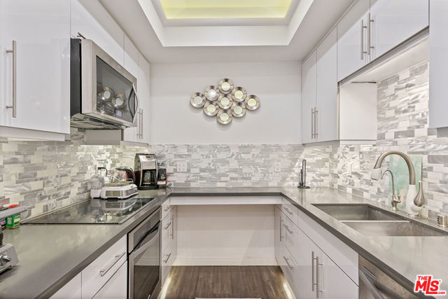 2175 S Beverly Glen Boulevard, Los Angeles CA: https://media.crmls.org/mediaz/6e7dad64-845a-4918-8816-39abb7e126d0.jpg