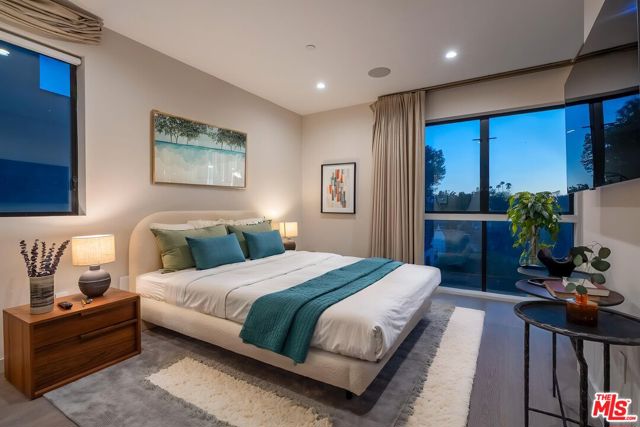 4427 Studio Place, Studio City CA: https://media.crmls.org/mediaz/6e7debd6-a43c-46be-9f81-801ad4f902e6.jpg