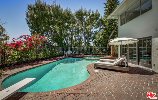 5136 Los Bonitos Way, Los Angeles CA: https://media.crmls.org/mediaz/6e7dff87-7d3b-4ff8-b887-ab6f0ee3cb13.jpg