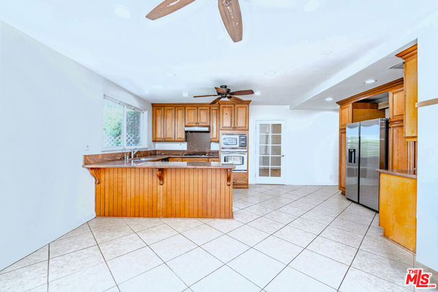 5353 Don Pio Drive, Woodland Hills CA: https://media.crmls.org/mediaz/6e7e2e86-d9bb-490f-9b29-47e1bfcd029f.jpg