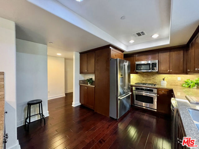7249 Franklin Avenue, Los Angeles CA: https://media.crmls.org/mediaz/6e7f2d9a-9f32-4c43-80c8-fba00c8526cf.jpg