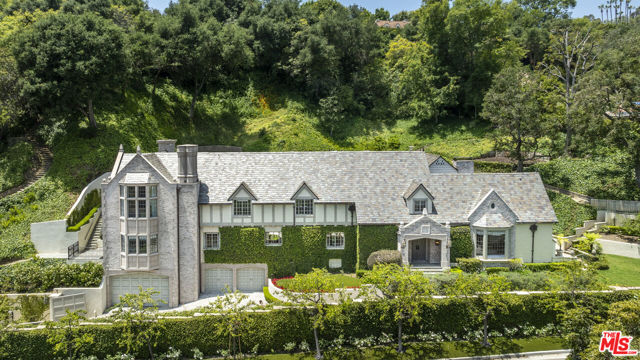 10950 Bellagio Road, Los Angeles CA: https://media.crmls.org/mediaz/6e7fd533-f625-46ba-b685-cb187c1ab2a5.jpg