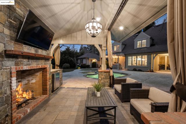 21 Samantha Dr, Lafayette CA: https://media.crmls.org/mediaz/6e804e1a-6535-4764-bd9c-2212342fb05e.jpg