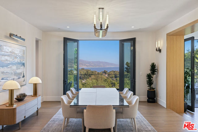 7052 Dume Drive, Malibu CA: https://media.crmls.org/mediaz/6e808667-44ad-4b80-83ab-b02e22161aca.jpg