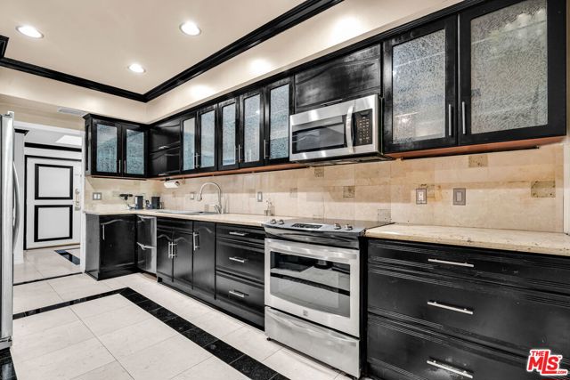 1124 N Kings Road, West Hollywood CA: https://media.crmls.org/mediaz/6e81454e-9790-4908-a711-1c1dd8ff719c.jpg