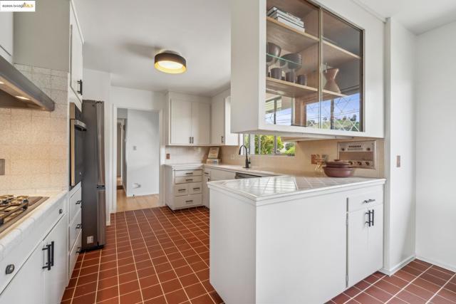 8499 Aster Ave, Oakland CA: https://media.crmls.org/mediaz/6e81b3cd-4399-4424-a8ec-0ac8d1d46cc5.jpg