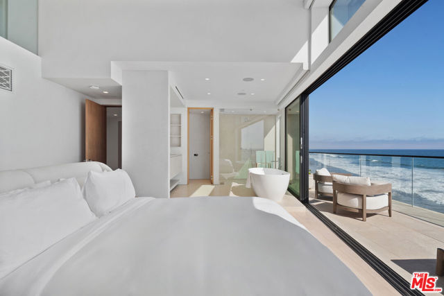 18954 Pacific Coast Highway, Malibu CA: https://media.crmls.org/mediaz/6e84277a-4a33-4d1a-8b87-66dcc1b8ab26.jpg