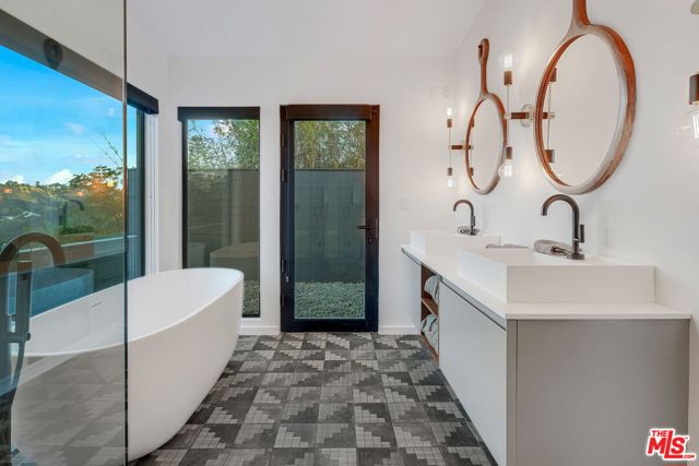 8400 Edwin Drive, Los Angeles CA: https://media.crmls.org/mediaz/6e84fe66-a8f3-4d1f-8329-fb37ab4d0335.jpg