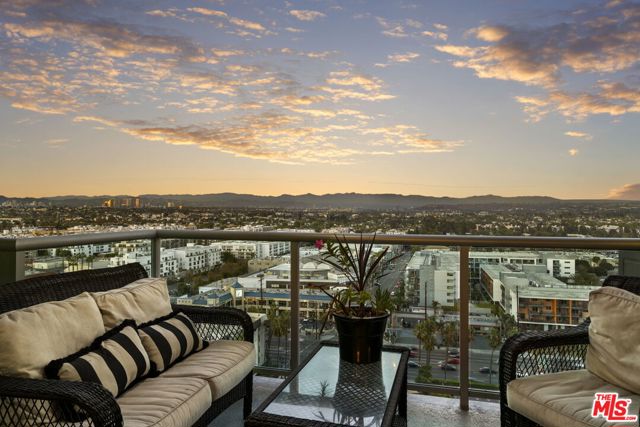 13650 Marina Pointe Drive, Marina del Rey CA: https://media.crmls.org/mediaz/6e86571a-58c6-4b8f-89ab-890793b08597.jpg