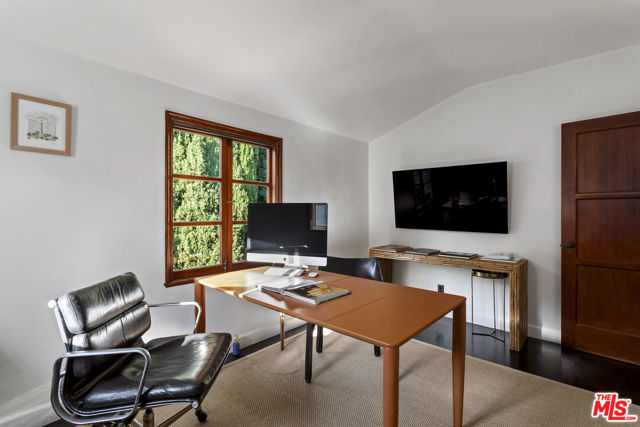 1811 Courtney Avenue, Los Angeles CA: https://media.crmls.org/mediaz/6e87c0b2-62f4-45e0-8ec5-713f2cd0205d.jpg