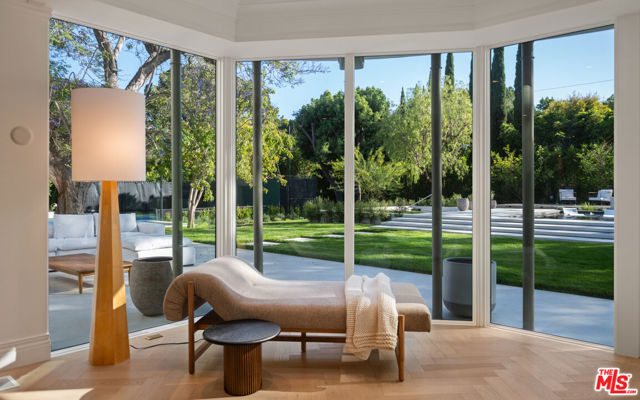 901 N Whittier Drive, Beverly Hills CA: https://media.crmls.org/mediaz/6e8818cc-9bc5-4453-9701-2d79a2c2a1d4.jpg
