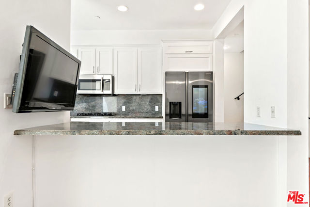 1020 Hilldale Avenue, West Hollywood CA: https://media.crmls.org/mediaz/6e89cf22-face-4b59-ace5-958c0239f40c.jpg