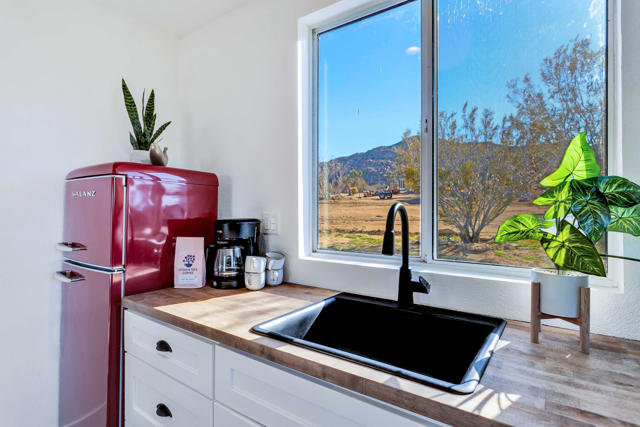59800 Onaga Trail, Joshua Tree CA: https://media.crmls.org/mediaz/6e8afb4b-7b2a-4bd5-a97f-9dea7f46f574.jpg