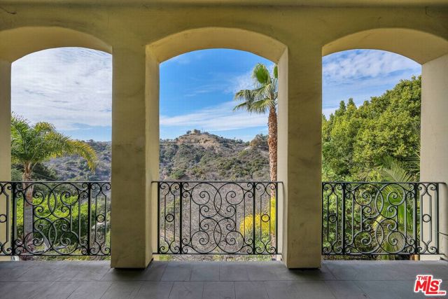 3110 Benedict Canyon Drive, Beverly Hills CA: https://media.crmls.org/mediaz/6e8b15eb-65ba-43e5-a316-ed20a4e382bb.jpg