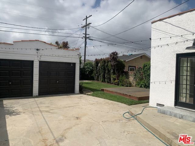 2032 W 80th Street, Los Angeles CA: https://media.crmls.org/mediaz/6e8bea12-aa72-47cb-8d68-ff1082a08ca5.jpg