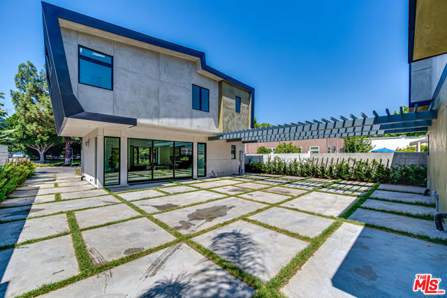 370 N San Vicente Boulevard, West Hollywood CA: https://media.crmls.org/mediaz/6e8bf124-c542-446d-b186-034099f6d253.jpg