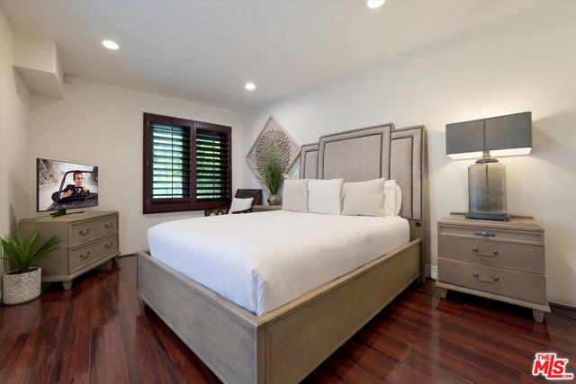 8835 Evanview Drive, Los Angeles CA: https://media.crmls.org/mediaz/6e8cea1c-6432-40bc-8210-55c6ee904516.jpg