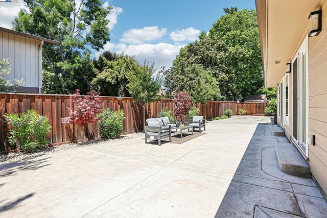 19927 Conrad Ct, Castro Valley CA: https://media.crmls.org/mediaz/6e8d0a5f-2e85-40db-8494-e79c63c96a71.jpg