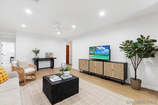 1211 California St, Imperial Beach CA: https://media.crmls.org/mediaz/6e8d2d3f-38eb-4d08-bd34-f8ae83b02bee.jpg