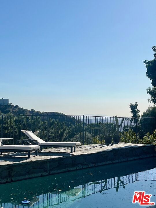 2252 Gloaming Way, Beverly Hills CA: https://media.crmls.org/mediaz/6e8d2e98-cf87-4a41-b58d-70e945d349ad.jpg