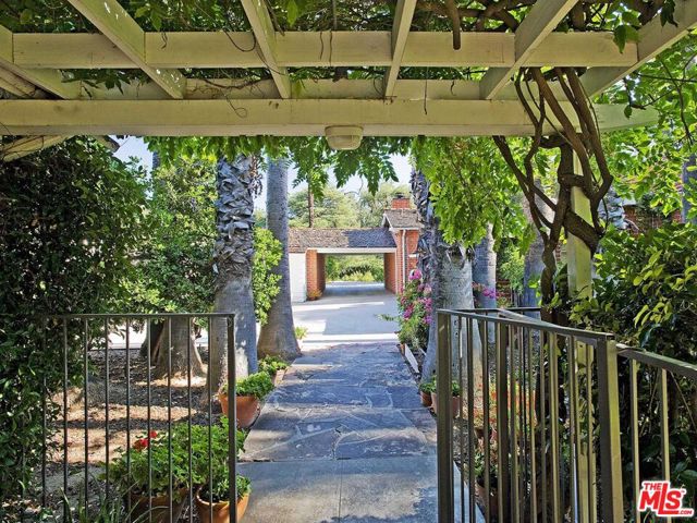 17545 Parthenia Street, Sherwood Forest CA: https://media.crmls.org/mediaz/6e8e3feb-7765-42ae-abb5-7b0808071f06.jpg