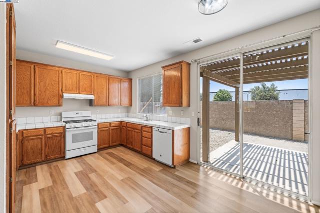 1970 Knollcrest Ln, Tracy CA: https://media.crmls.org/mediaz/6e8fffe9-35cd-4d63-81fe-59c573e73cb2.jpg