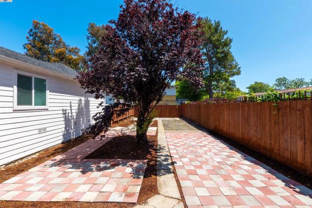 1276 64Th Ave, Oakland CA: https://media.crmls.org/mediaz/6e91c85f-b39b-438b-9833-e53aa4eda408.jpg