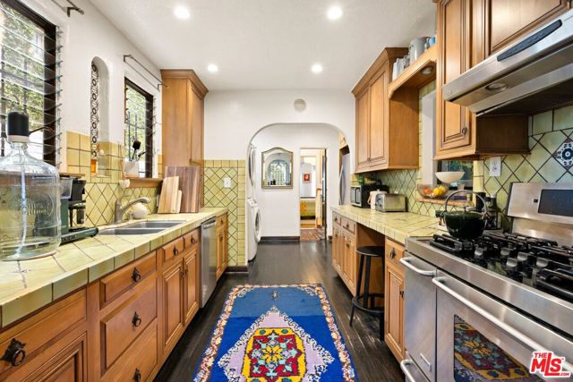 1118 S Crescent Heights Boulevard, Los Angeles CA: https://media.crmls.org/mediaz/6e91fffb-6f17-4f1c-9f2b-8506109edb60.jpg