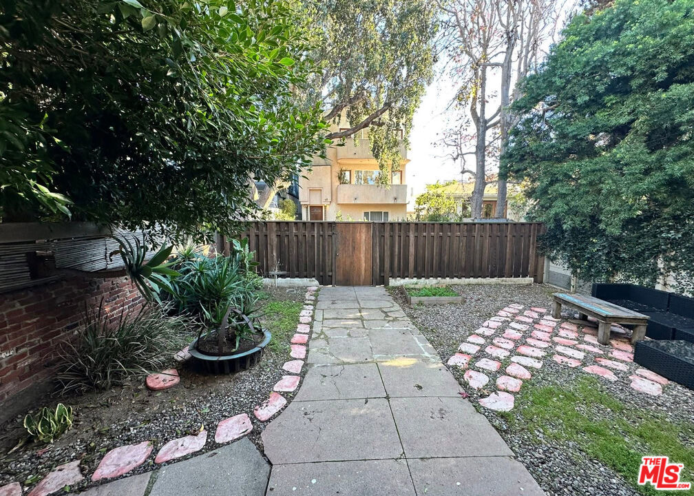 https://media.crmls.org/mediaz/6e92a177-9618-4367-943f-0b8432c2a205.jpg?preset=X-Large