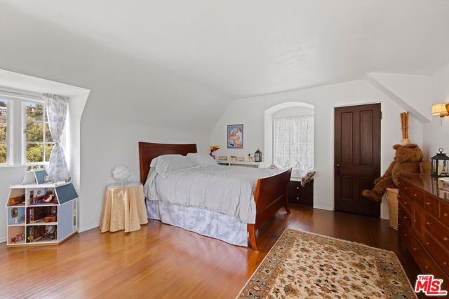 3806 Carnavon Way, Los Angeles CA: https://media.crmls.org/mediaz/6e92e049-140e-4ea3-b95a-a90497d79eec.jpg