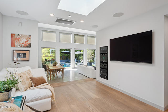 Detail Gallery Image 30 of 41 For 329 Westbourne Dr, West Hollywood,  CA 90048 - 2 Beds | 3 Baths