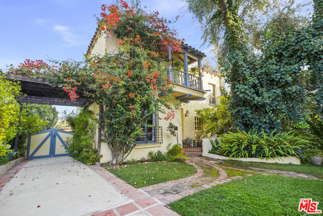 1326 Cordova Avenue, Glendale CA: https://media.crmls.org/mediaz/6e9326ea-a4ae-4c80-981a-c3a55f5d19a5.jpg