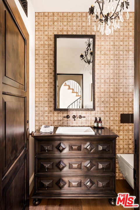 7020 La Presa Drive, Los Angeles CA: https://media.crmls.org/mediaz/6e9475c4-6831-4c3a-b00a-1b827dbbfee0.jpg