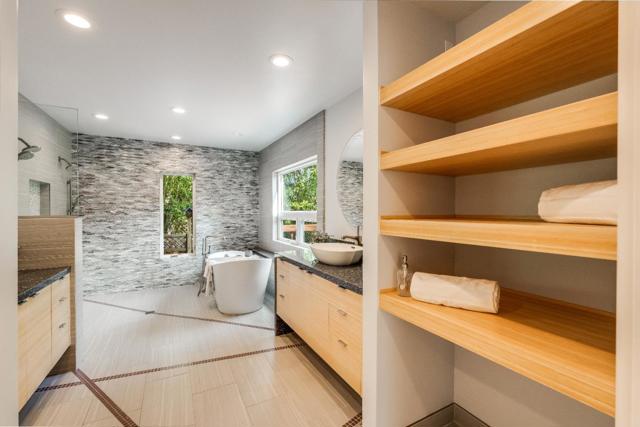 3920 Lakemead Way, Redwood City CA: https://media.crmls.org/mediaz/6e95035b-4bdc-452e-88ea-670fff5c806f.jpg