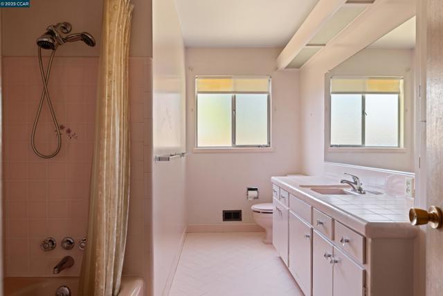 18 Garden Estates Ct, Alamo CA: https://media.crmls.org/mediaz/6e9657db-1149-493e-a996-5487e2e6d486.jpg