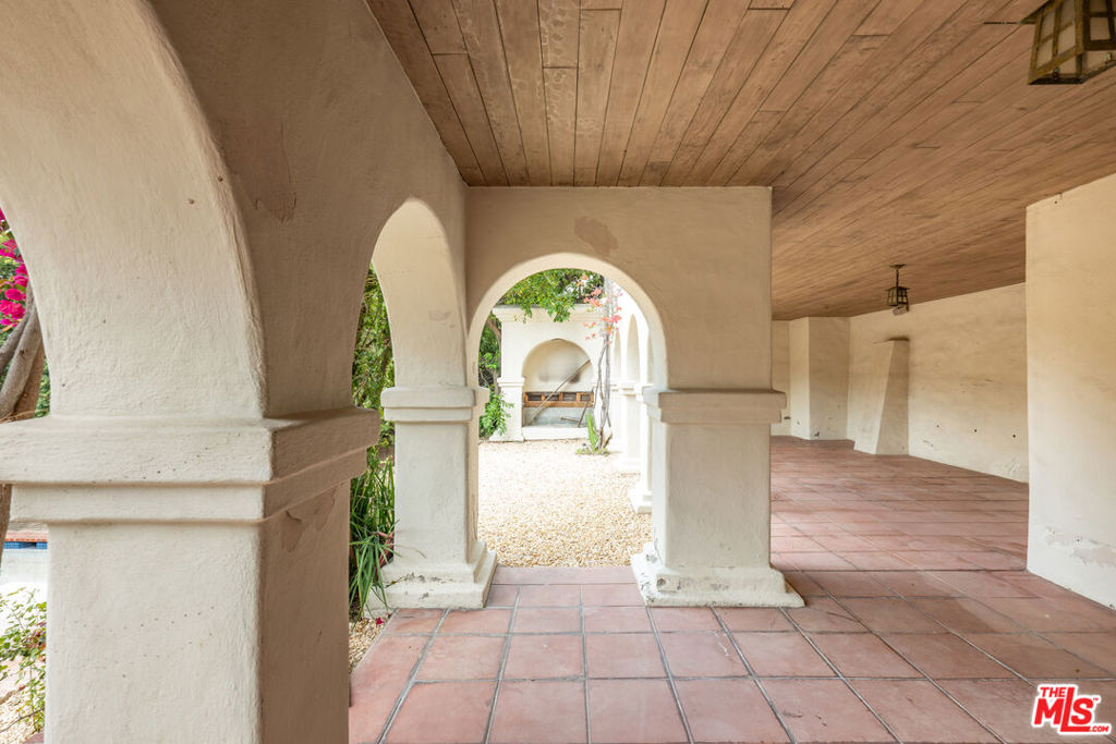 https://media.crmls.org/mediaz/6e96cf76-1a15-41a3-81ce-72dc7e9edf4f.jpg?preset=X-Large