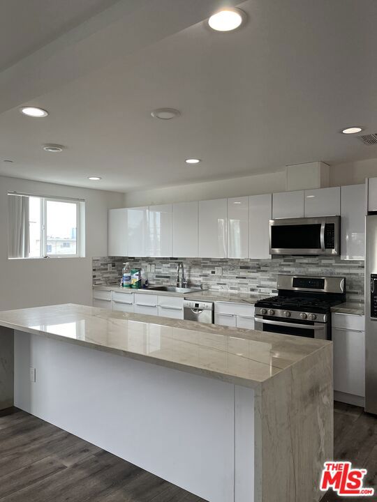 2121 S Burnside Avenue, Los Angeles CA: https://media.crmls.org/mediaz/6e971c1d-32f4-4e31-a10f-741aadda6334.jpg