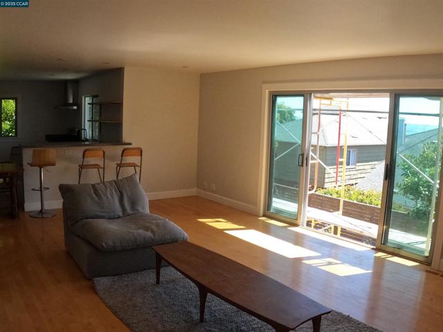 32 Kenilworth Dr, Kensington CA: https://media.crmls.org/mediaz/6e976de3-24b3-4ca0-afb1-540e60167d3f.jpg