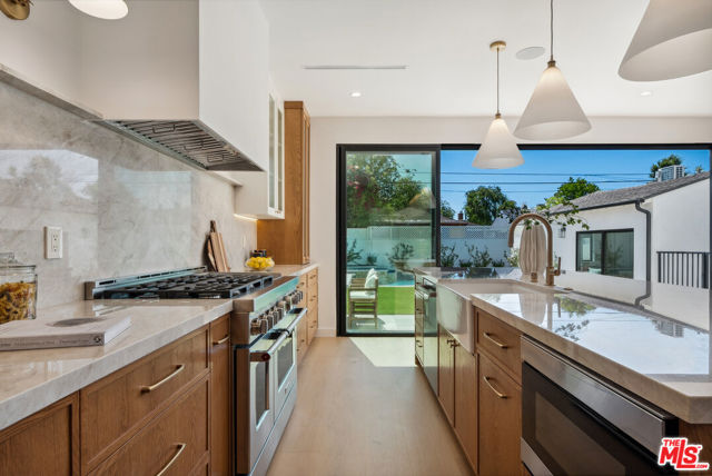 4949 Sancola Avenue, Toluca Lake CA: https://media.crmls.org/mediaz/6e97a609-7857-4107-9ce2-71c6f95d35e4.jpg