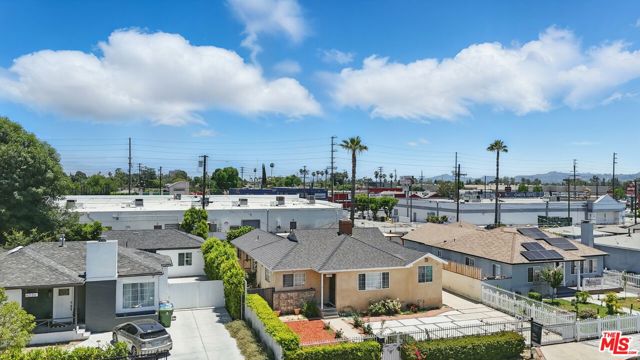 6230 Peach Avenue, Van Nuys CA: https://media.crmls.org/mediaz/6e98319c-cd88-4e10-b22a-c6d5bcbb2a3f.jpg