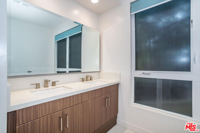 1912 W Liberty Court, Los Angeles CA: https://media.crmls.org/mediaz/6e99066d-67fc-4600-afca-9be0abf0c34d.jpg