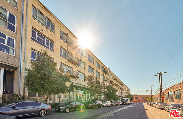 530 S Hewitt Street, Los Angeles CA: https://media.crmls.org/mediaz/6e9941df-ee2e-43ac-887b-6d3a7358e73f.jpg