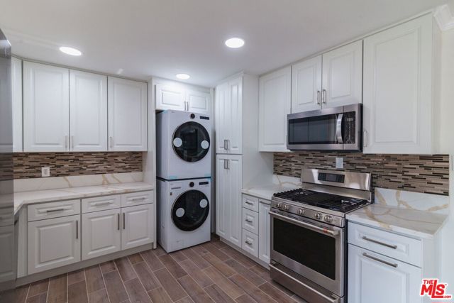 8646 Corbin Avenue, Northridge CA: https://media.crmls.org/mediaz/6e9a54cd-167c-4619-8f66-2d96805c82d3.jpg